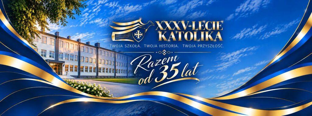 Uroczysty baner jubileuszowy szkoły Katolik Chorzów z napisem „XXXV-LECIE KATOLIKA” i hasłem „Razem od 35 lat”, w tle zdjęcie budynku szkoły na tle niebieskiego nieba.