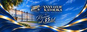 Uroczysty baner jubileuszowy szkoły Katolik Chorzów z napisem „XXXV-LECIE KATOLIKA” i hasłem „Razem od 35 lat”, w tle zdjęcie budynku szkoły na tle niebieskiego nieba.