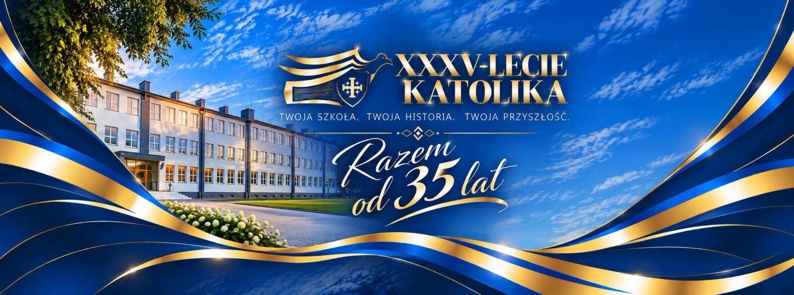 Uroczysty baner jubileuszowy szkoły Katolik Chorzów z napisem „XXXV-LECIE KATOLIKA” i hasłem „Razem od 35 lat”, w tle zdjęcie budynku szkoły na tle niebieskiego nieba.